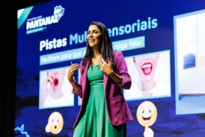 Letícia palestrando sobre apraxia de fala na infância